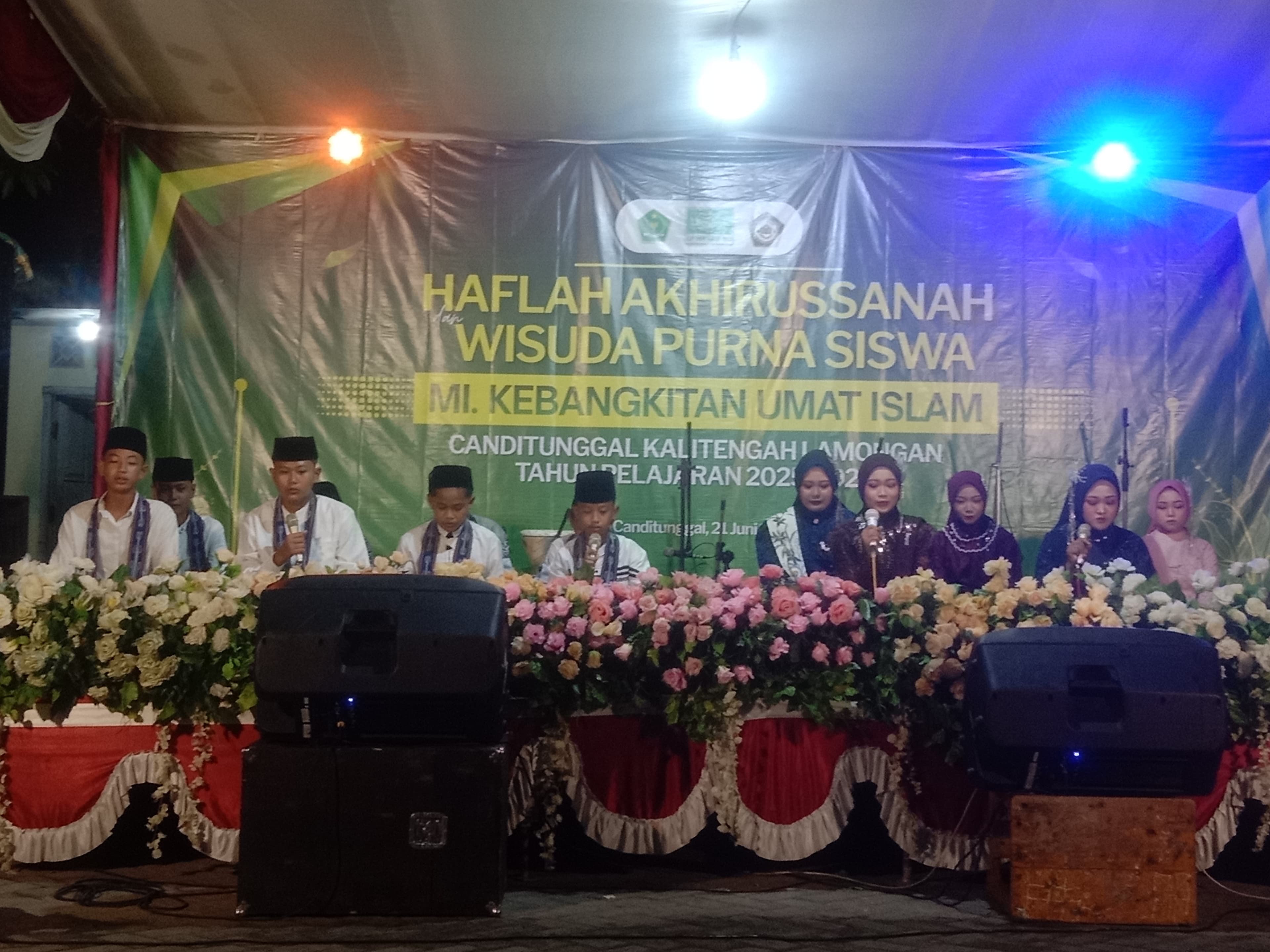 Penuh Sholawat,  MI KUI Canditunggal Wisuda Purna Siswa