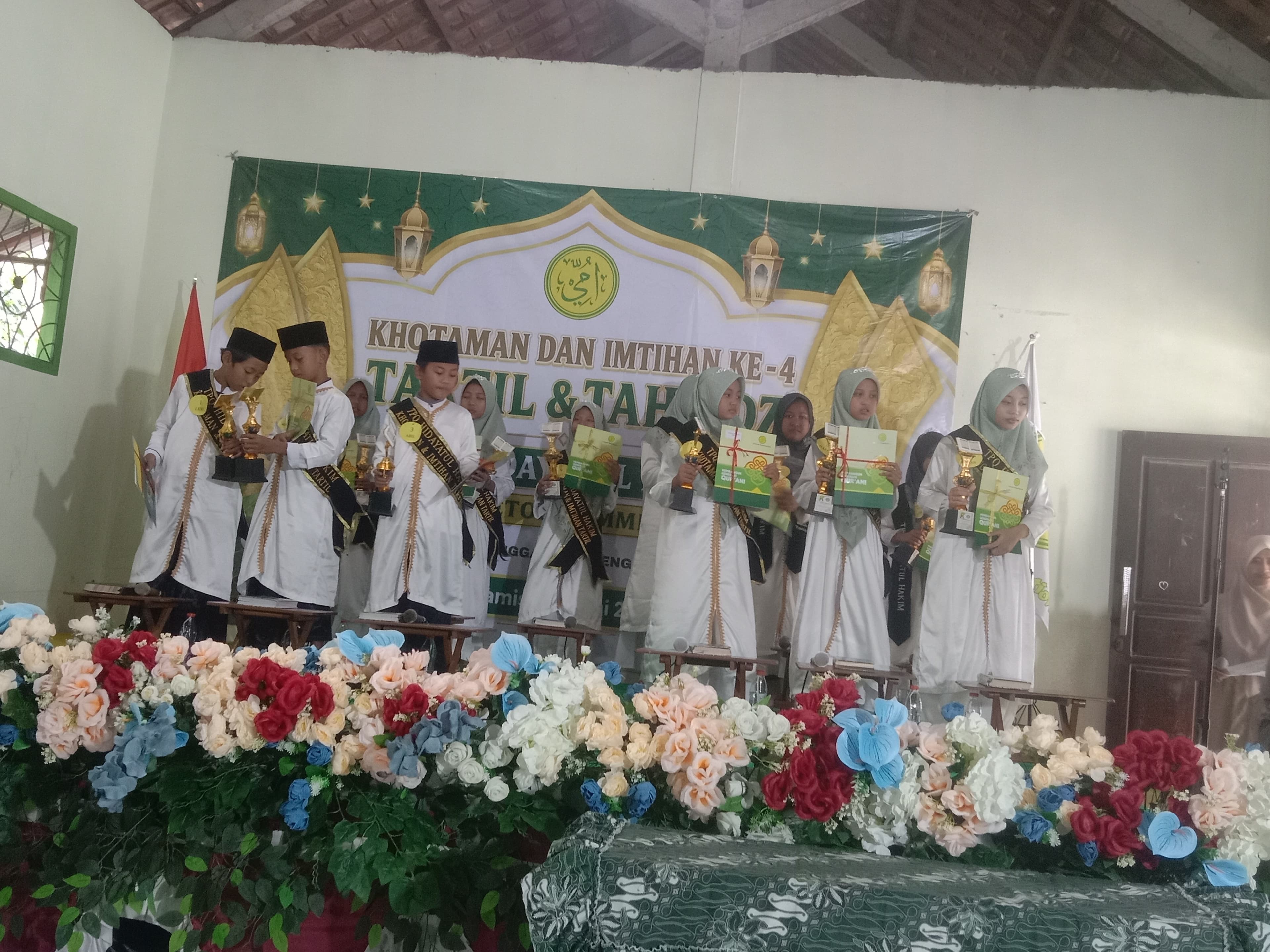 12 Santri Khatam, TPQ Hidayatul Hakim Melik Gelar Khotaman dan Imtihan ke-4 Metode Ummi